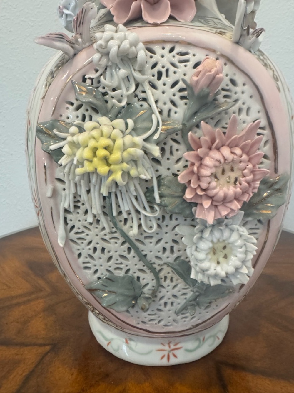 Beautiful vintage Chinese reticulated vase with birds, butterflies and flowers - Picture 2 of 16